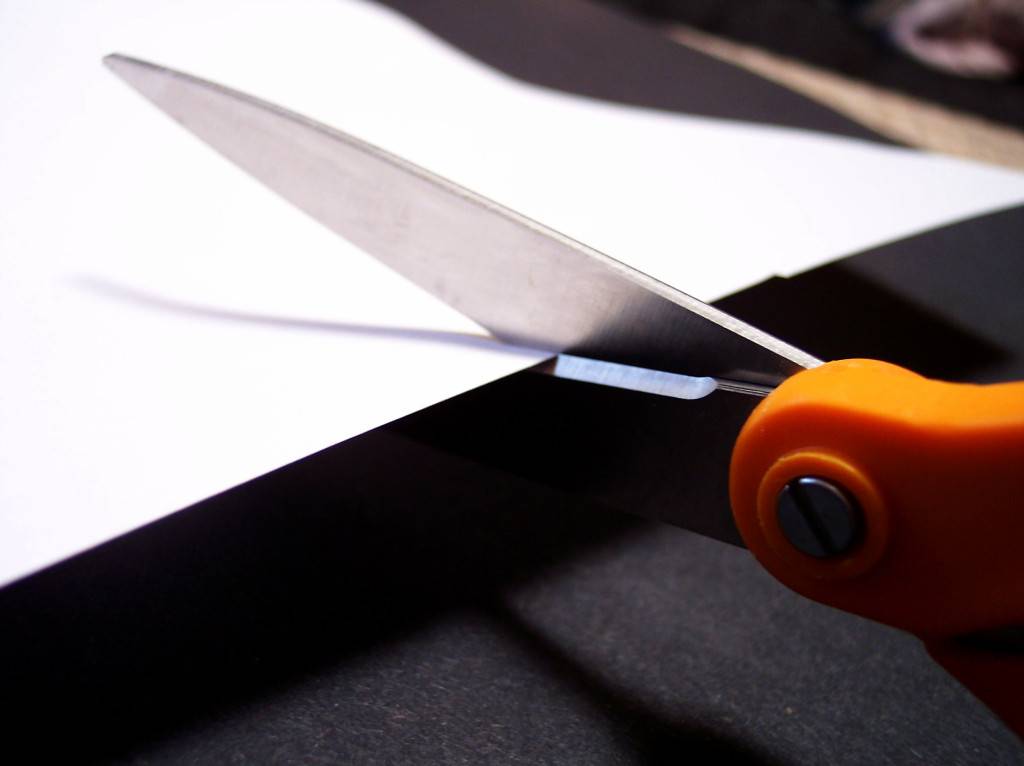 Scissors-cutting-paper-Morguefile-file00021174926072