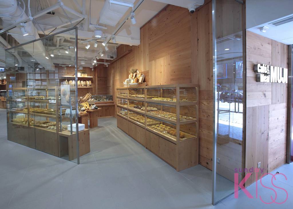麵包店以木板材料裝飾，貫徹自然風格。