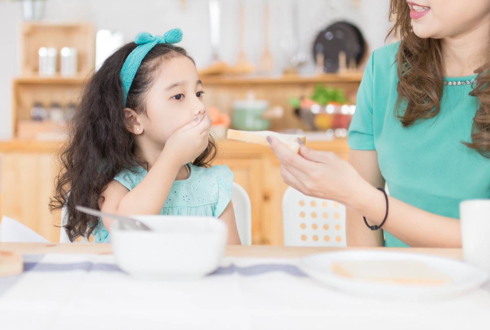 子女食飯太慢 父母擔心食唔飽唔吸收 5招增孩子食飯興趣