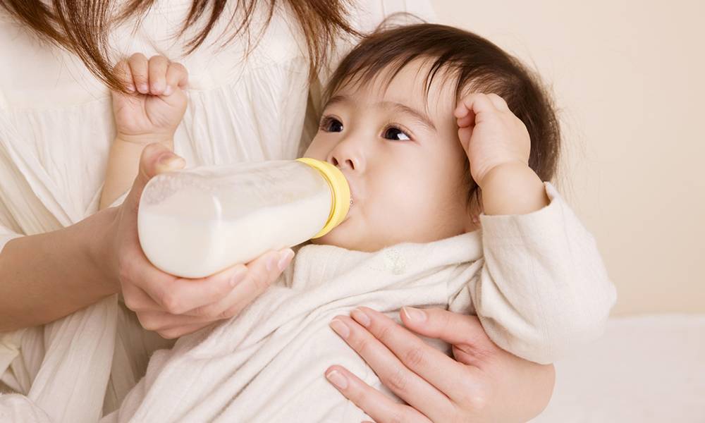10大掃風餵奶技巧－餵奶姿勢、奶樽挑選及嬰兒睡覺方向